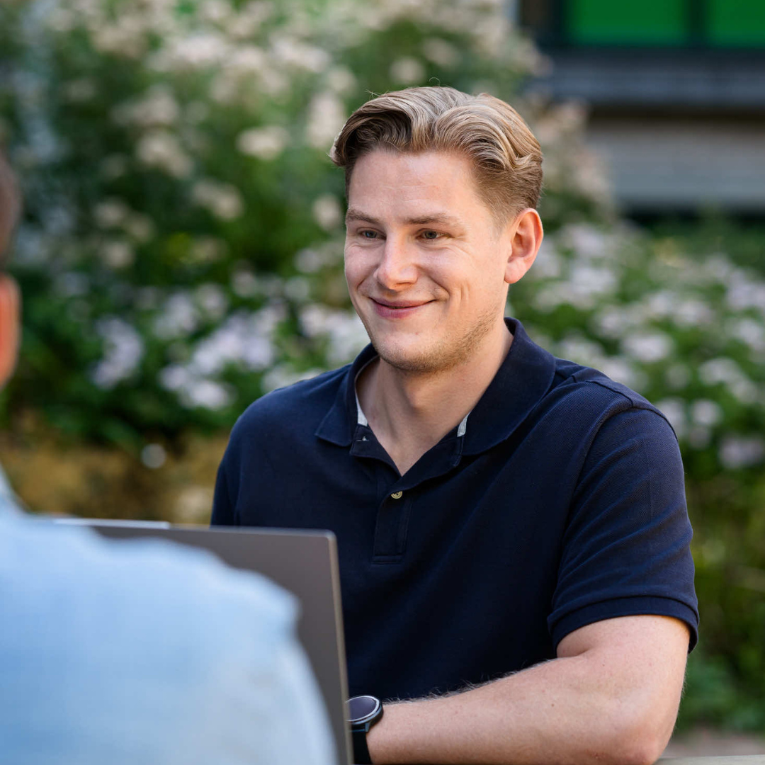 Adviseur van Lovéba in gesprek met een ondernemer